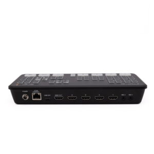 Atem mini pro-3 Musta RodeCaster Pro (Kunto K5, Takuu 6kk) - Käytetty näytetään takaa, ja siinä on portit virralle, ohjaukselle, USB-ulostulolle, HDMI-ulostulolle, neljälle HDMI-tulolle ja kahdelle mikrofonitulolle valkoista taustaa vasten.