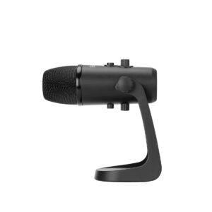 BOya-BY-Pm700-2 Boya BY-PM700 USB kondensaattorimikrofoni on musta pöytämikrofoni, jossa on verkkosäleikkö, sivusäätönupit ja integroitu jalusta, kuvassa valkoista taustaa vasten.