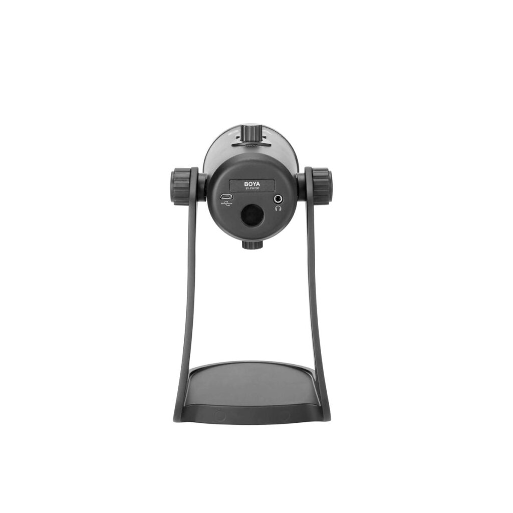 BOya-BY-Pm700-3 Musta Boya BY-PM700 USB kondensaattorimikrofoni seisoo pystyasennossa jalustallaan takaa katsottuna, ja siitä paljastuvat säätönupit, kuulokeliitäntä ja tuloliitännät valkoista taustaa vasten.
