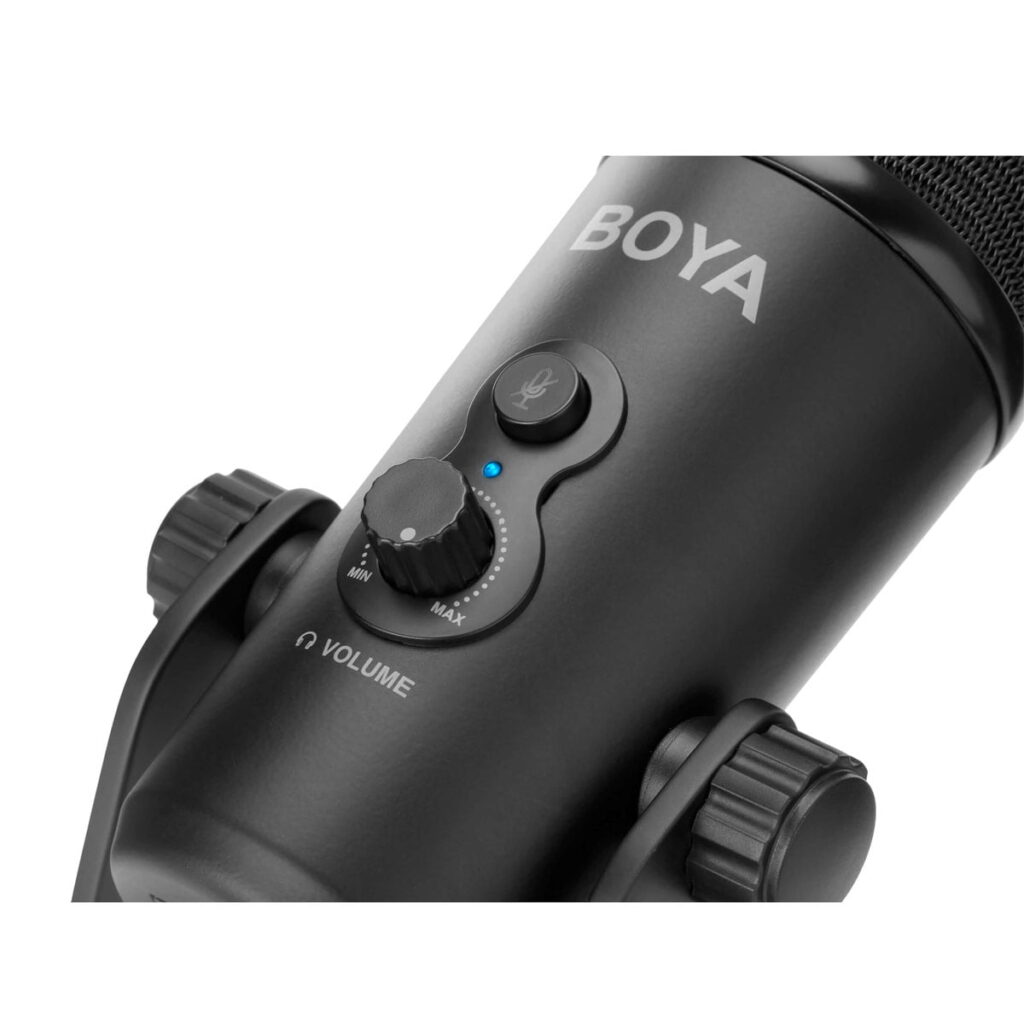 BOya-BY-Pm700-4 Lähikuva Boya BY-PM700 USB kondensaattorimikrofonin ohjauspaneelista, jossa on äänenvoimakkuuden säädin sinisellä LED-valolla, mykistyspainike mikrofonikuvakkeella ja osa kiinnitystarvikkeista.