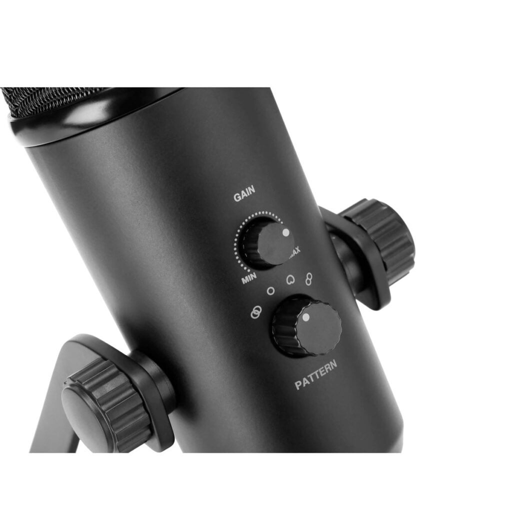 BOya-BY-Pm700-5 Lähikuva Boya BY-PM700 USB kondensaattorimikrofonista mustana, jossa on säätönupit vahvistuksen ja kuvion valintaa varten sekä asennuksen säätönupit kummallakin puolella.