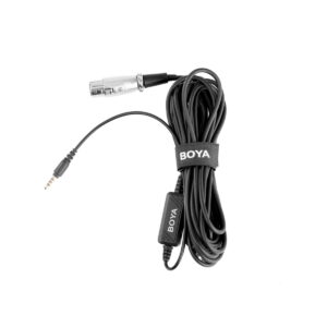 Boya-BY-BCA6-2 Boya BY-BCA6 XLR - 3,5 mm TRRS -sovitin on musta, kelattu äänikaapeli, jonka toisessa päässä on 3,5 mm:n liitin, toisessa XLR-liitin ja BOYA-merkkinen tarranauha, joka on kuvassa eristettynä valkoisella pohjalla.