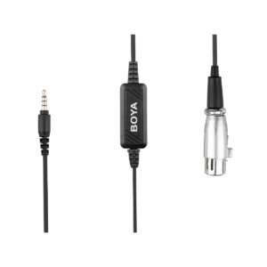 Boya-BY-BCA6 Lähikuva Boya BY-BCA6 XLR - 3,5 mm TRRS -sovittimesta, jossa keskellä on ohjauskotelo, vasemmalla 3,5 mm:n audioliitin ja oikealla hopeinen XLR-liitin valkoista taustaa vasten.