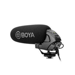Musta Boya BY-BM3031 3.5mm haulikko-kondensaattorimikrofoni vaahtomuovisella tuulisuojalla, joka on asennettu iskukiinnikkeeseen ja liitetty kaapelilla, eristetty valkoisella taustalla.