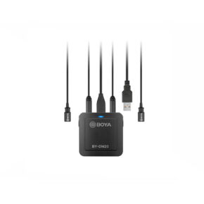 Boya-BY-DM20 Musta Boya BY-DM20 Dual Lavalier -mikrofoni, johon on liitetty kolme kaapelia - kaksi lavalier-mikrofonia ja yksi USB-liitin - valkoista taustaa vasten.