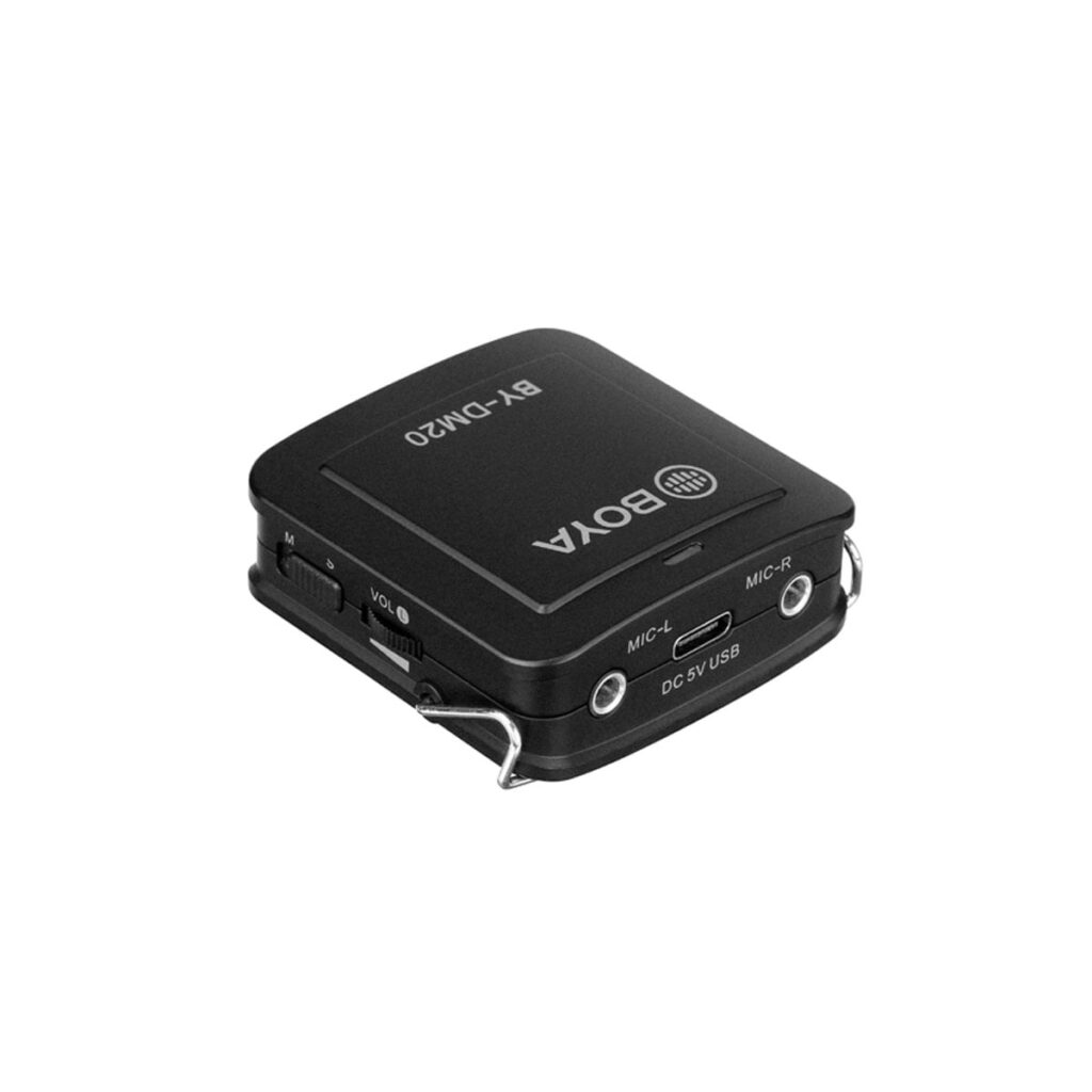 Boya-BY-DM20-3 Musta Boya BY-DM20 Dual Lavalier -mikrofoni, jossa on tuloliitännät, äänenvoimakkuuden kytkin ja USB-portti, näkyy valkoisella pohjalla.