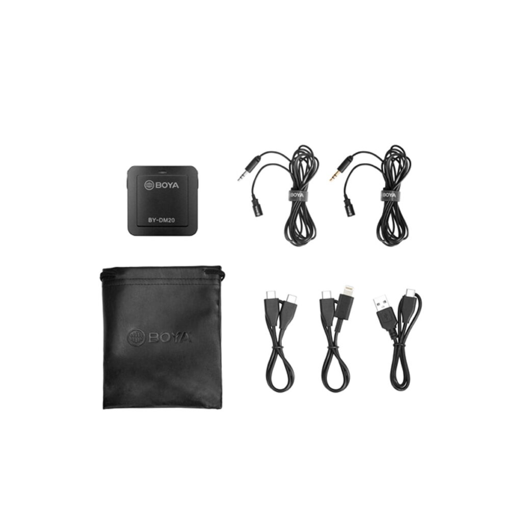 Boya-BY-DM20-5 Boya BY-DM20 Dual Lavalier -mikrofonisarja, jossa on kompakti musta laite, kaksi äänikaapelia, musta säilytyspussi ja kolme USB-latauskaapelia, kaikki siististi järjestettynä valkoisella pohjalla.