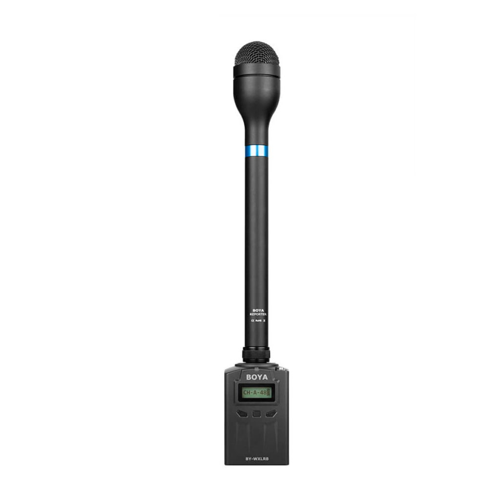 Boya-BY-HM100-2 Boya BY-HM100 XLR Dynaaminen mikrofoni on musta, pitkävartinen mikrofoni, jossa on digitaalinen näyttö ja säätimet neliönmuotoisessa jalustassa, jossa on merkintä BOYA, kuvassa pystyasennossa valkoista taustaa vasten.