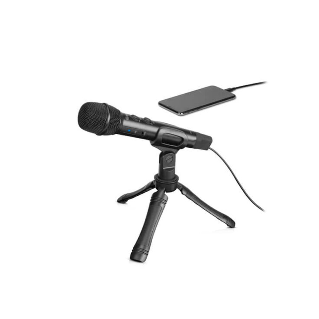 Boya-BY-HM2-2 Boya BY-HM2 Kondensaattorimikrofoni USB/Lightning esitetään mustana kompaktilla jalustalla, joka on liitetty kaapelilla ohueen älypuhelimeen, kaikki valkoista taustaa vasten.