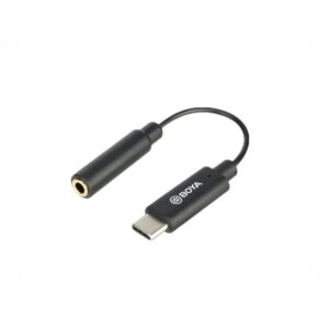 Boya-BY-K4 Boya BY-K4 -sovittimessa on USB-C-urosliitin ja 3,5 mm:n TRS-liitäntä, jotka on yhdistetty lyhyellä mustalla kaapelilla, ja se näkyy eristettynä valkoisella pohjalla.
