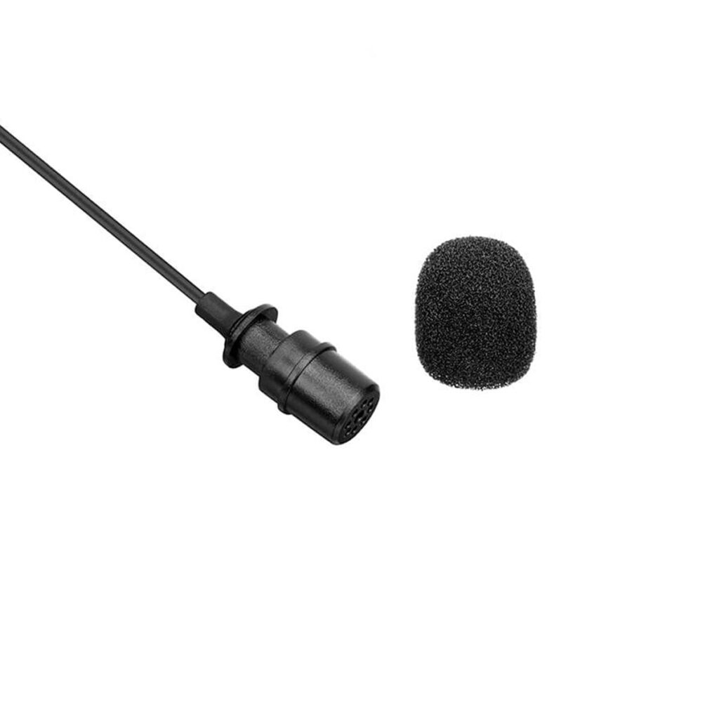 Boya-BY-M1-pro-2 Boya BY-M1 Pro Lavalier 3,5 mm mikrofoni, kompakti musta läppämikrofoni, jossa on kiinnitetty johto, on esillä irrotettavan mustan vaahtomuovisen tuulisuojansa vieressä valkoisella pohjalla.