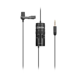 Boya-BY-M1-pro Musta Boya BY-M1 Pro Lavalier 3,5 mm mikrofoni, jossa on klipsi, inline-ohjausyksikkö ja 3,5 mm:n ääniliitäntä, näkyy valkoista taustaa vasten.