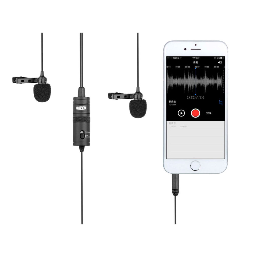 Boya-BY-M1DM-1 Kaksi Boya BY-M1DM Dual Lavalier 3,5 mm:n mikrofonia, joissa on vaahtomuoviset suojukset, on kytketty valkoiseen älypuhelimeen, jonka näytöllä näkyy äänityssovellus, jossa on äänen aaltomuoto ja ajastin.