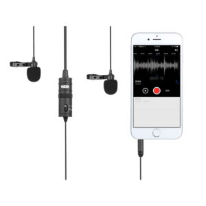 Boya-BY-M1DM-1 Kaksi Boya BY-M1DM Dual Lavalier 3,5 mm:n mikrofonia, joissa on vaahtomuoviset suojukset, on kytketty valkoiseen älypuhelimeen, jonka näytöllä näkyy äänityssovellus, jossa on äänen aaltomuoto ja ajastin.