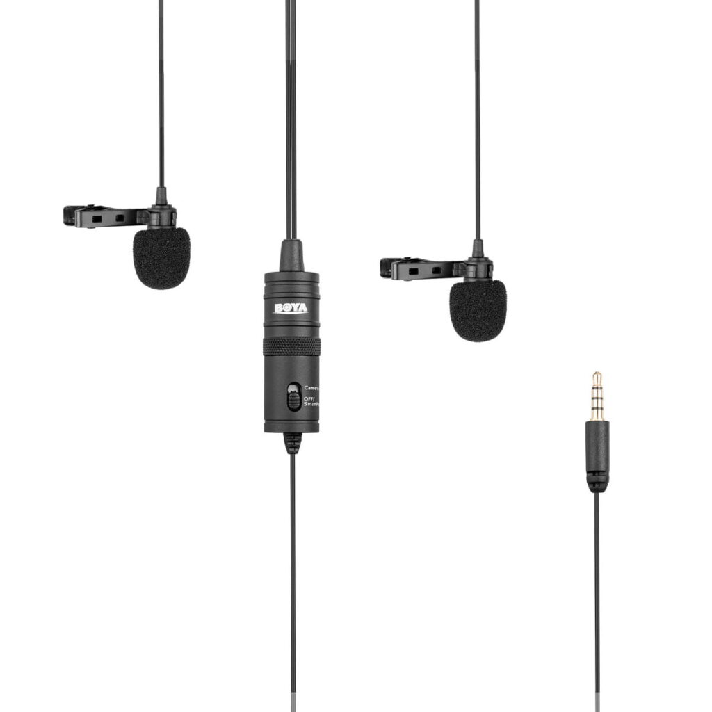 Boya-BY-M1DM Boya BY-M1DM Dual Lavalier 3,5 mm mikrofoni sisältää kaksi mustaa kiinnitettävää lavalier-mikrofonia, joissa on vaahtomuoviset tuulisuojat, keskusohjausmoduuli ja 3,5 mm:n ääniliitäntä valkoisella pohjalla.