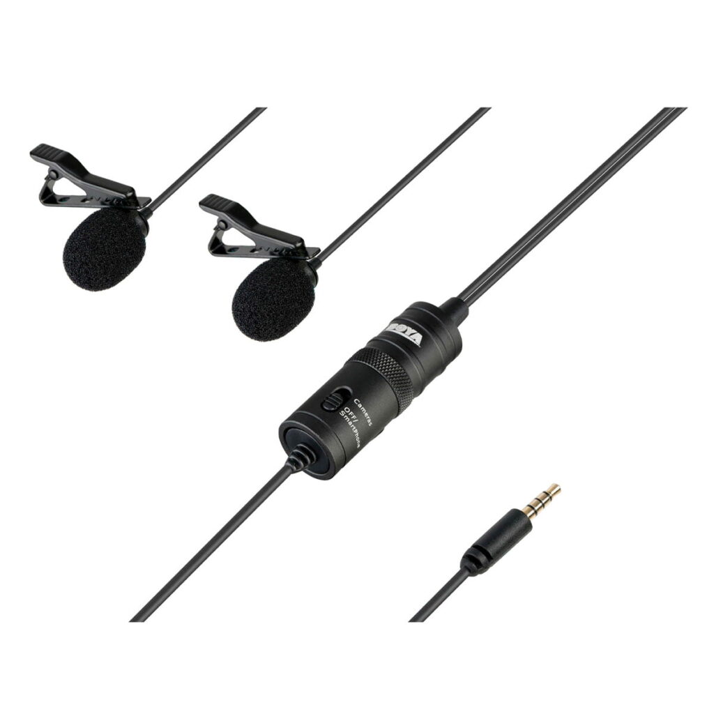 Boya-BY-M1DM-2 Boya BY-M1DM Dual Lavalier 3.5mm -mikrofonissa on kaksi mustaa kiinnitettävää mikrofonia, joissa on vaahtomuovisuojukset, jotka on yhdistetty yhdellä kaapelilla ja ohjausmoduulilla, joka päättyy 3,5 mm:n ääniliitäntään, kuvassa valkoisella pohjalla.