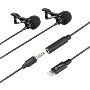 Boya-BY-M2D Boya BY-M2D Dual Lavalier Lightning -mikrofoni sisältää kaksi mustaa kiinnitettävää lavalier-mikrofonia vaahtomuovisuojilla, kaapelit, 3,5 mm:n liitännän, kuulokesovittimen ja BOYA-merkkisen Lightning-liittimen valkoisella pohjalla.
