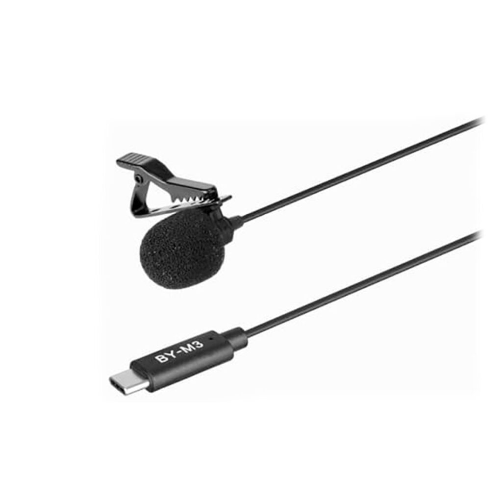 Boya-BY-M3 A Boya BY-M3 Lavalier USB-C mikrofoni, musta nappimikrofoni vaahtomuovisella tuulisuojalla ja kiinnitysklipsillä, valkoista taustaa vasten.