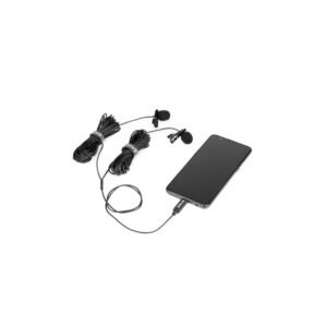 Boya-BY-M3D-lavalier-1 Älypuhelin yhdistettynä kahteen Boya BY-M3D x2 Lavalier USB-C -mikrofoniin, joissa on pitkät johdot, kaikki valkoisella pohjalla.