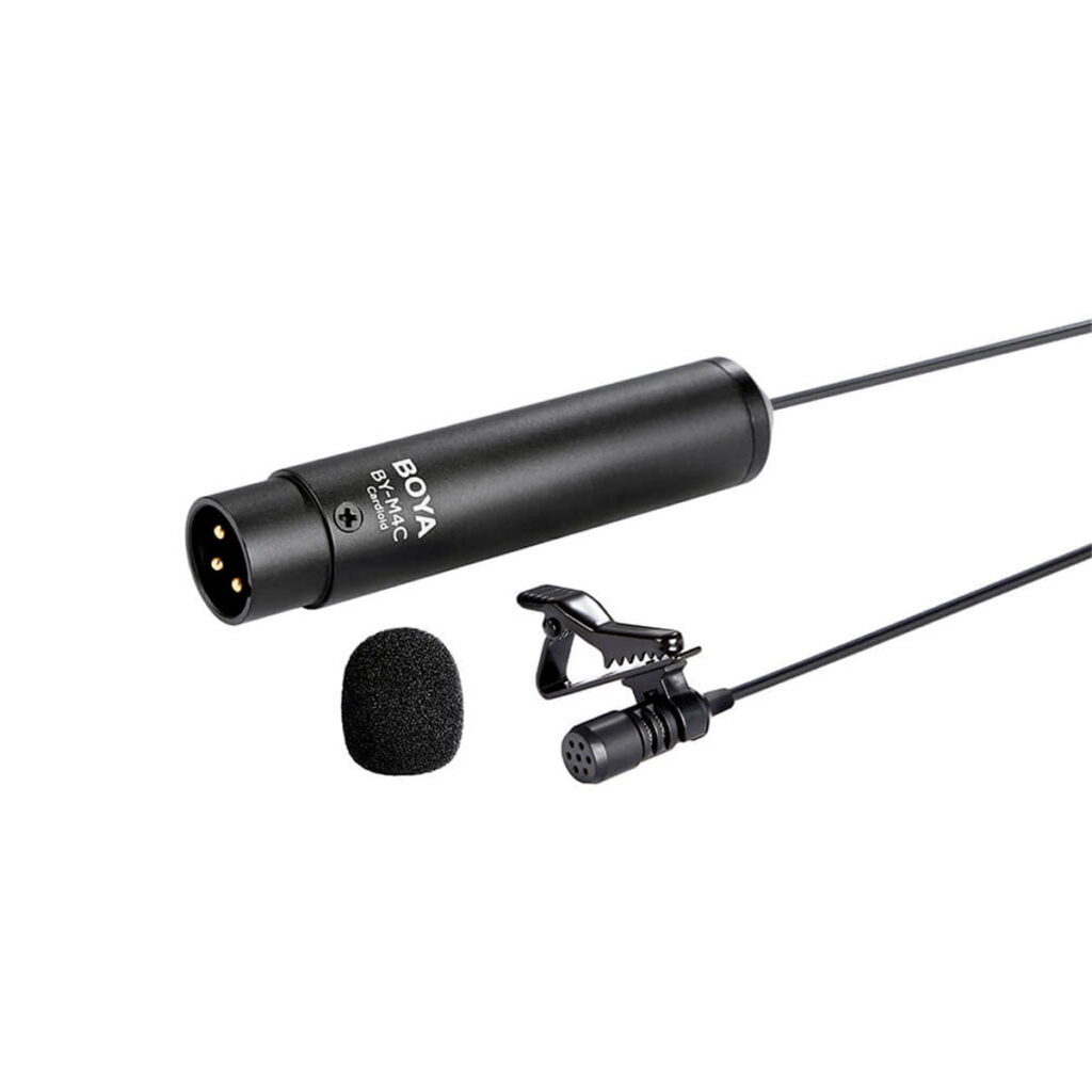 Boya-BY-M4C-1 Boya BY-M4C Lavalier XLR -mikrofonisarja sisältää mustan lieriömäisen XLR-liittimen, vaahtomuovisen tuulisuojan, klipsin ja pienikokoisen sylimikrofonin ohuella kaapelilla. Merkki ja malli näkyvät liittimessä.