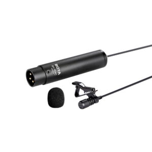 Boya-BY-M4C-1 Boya BY-M4C Lavalier XLR -mikrofonisarja sisältää mustan lieriömäisen XLR-liittimen, vaahtomuovisen tuulisuojan, klipsin ja pienikokoisen sylimikrofonin ohuella kaapelilla. Merkki ja malli näkyvät liittimessä.