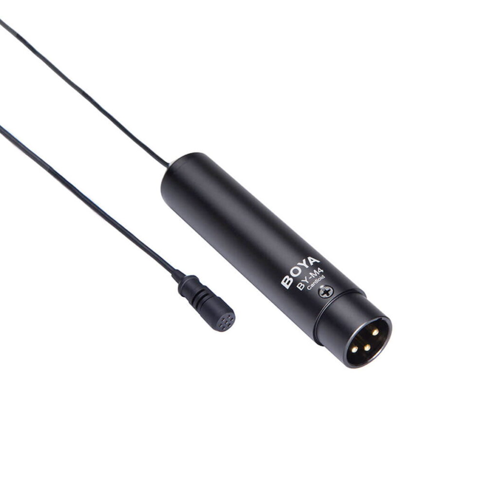 Boya-BY-M4C Musta Boya BY-M4C Lavalier XLR -mikrofoni ja siihen liitetty kaapeli, jonka toisessa päässä on pieni kondensaattorimikrofoni ja toisessa päässä 3-nastainen XLR-liitin, valkoista taustaa vasten.