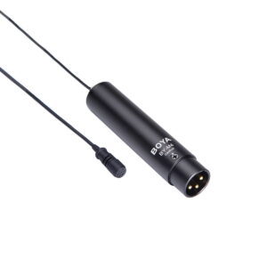 Boya-BY-M4C Musta Boya BY-M4C Lavalier XLR -mikrofoni ja siihen liitetty kaapeli, jonka toisessa päässä on pieni kondensaattorimikrofoni ja toisessa päässä 3-nastainen XLR-liitin, valkoista taustaa vasten.