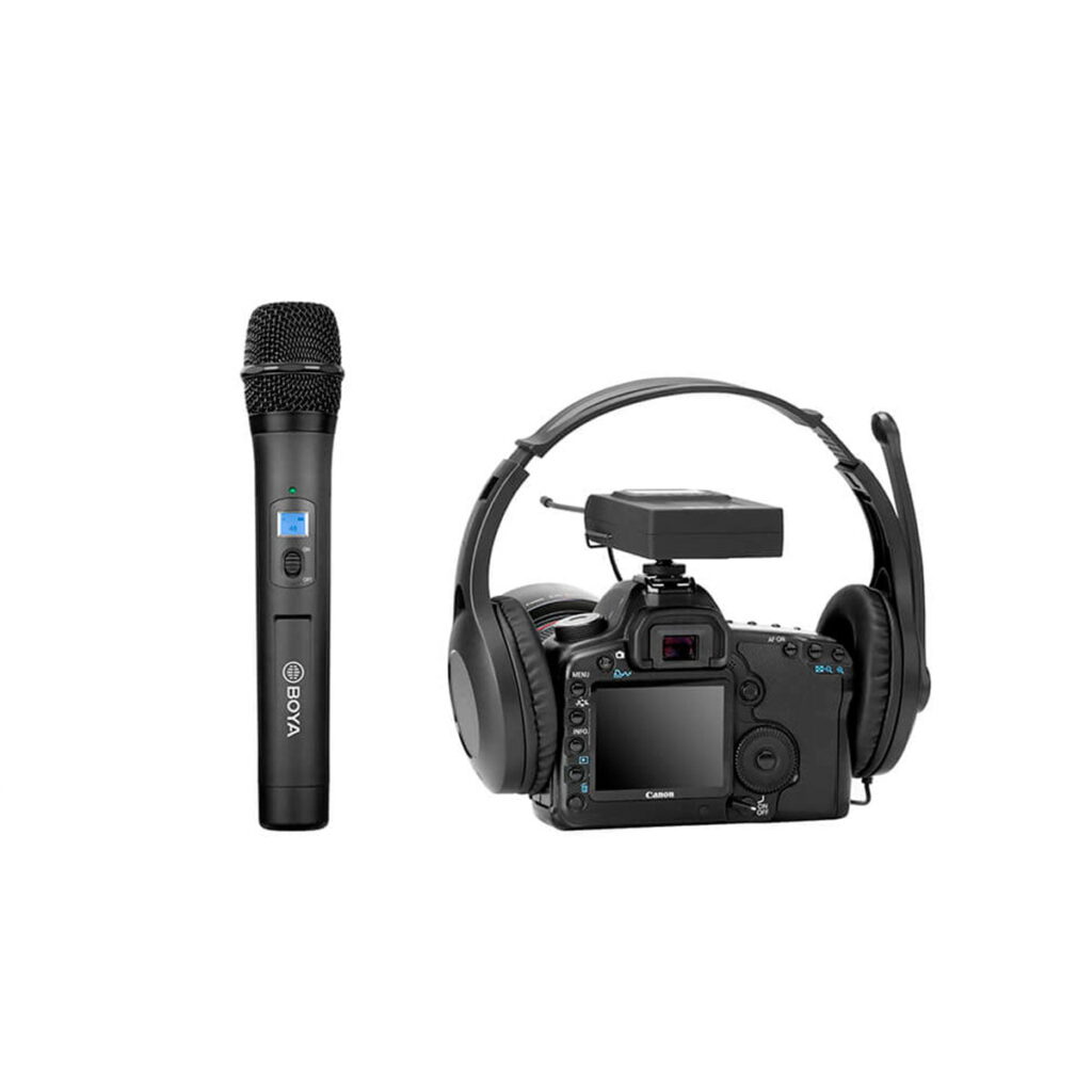 Boya-BY-WHM8-Pro-3 Langaton BOYA Mikrofoni BY-WHM8 Pro -käsimikrofoni ja DSLR-kamera, jossa on kiinnitetyt kuulokkeet ja asennettu vastaanotin, eristettynä valkoisella taustalla.