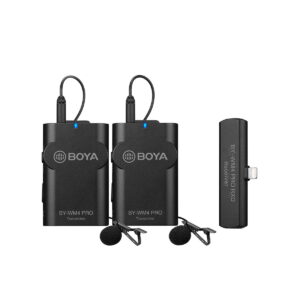 Kaksi BOYA BY-WM4 Pro K4 langaton Lightning -mikrofonijärjestelmäyksikköä, joissa kummassakin on lavalier-mikrofoni, sekä BY-WM4 PRO RXD -vastaanotin mobiililaitteille.
