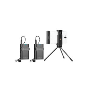 Kaksi BOYA BY-WM4 Pro K6 x2 Langaton USB-C mikrofonijärjestelmä-lähetintä, joissa on lavalier-mikrofoni, on esillä älypuhelimen vieressä mustalla jalustalla ja puhelimen pidikkeellä, kaikki valkoista taustaa vasten.