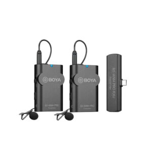 Kaksi BOYA BY-WM4 Pro K6 x2 langaton USB-C mikrofonijärjestelmä lavalier-mikrofonit ja pienikokoinen RXU-vastaanotin USB-C-liittimellä näkyvät valkoisella taustalla.