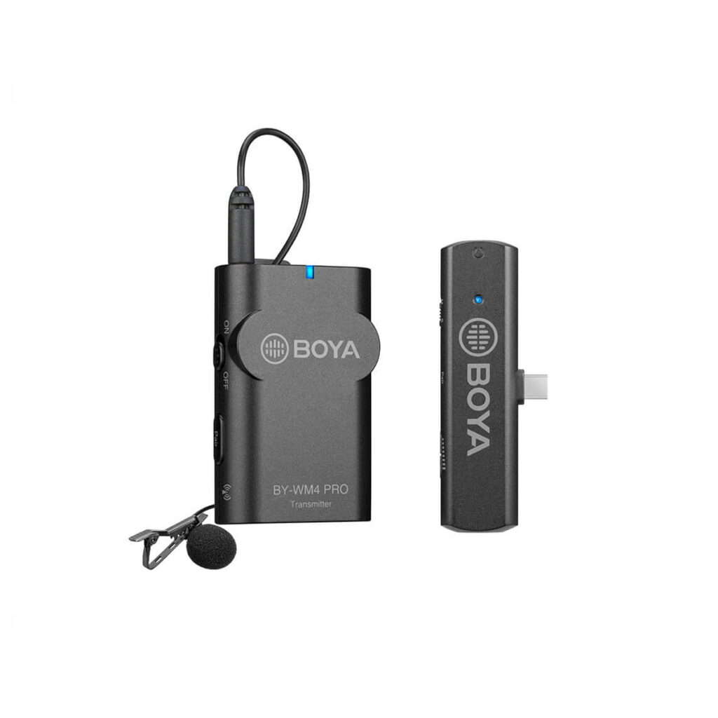 Boya-BY-WM4-pro-USB-c BOYA BY-WM4 Pro-K5 USB-C Lavalier Langaton Mikrofoni sisältää mustan kiinnitettävän lähettimen ja yhteensopivan USB-C-vastaanottimen, kuvassa valkoisella pohjalla.