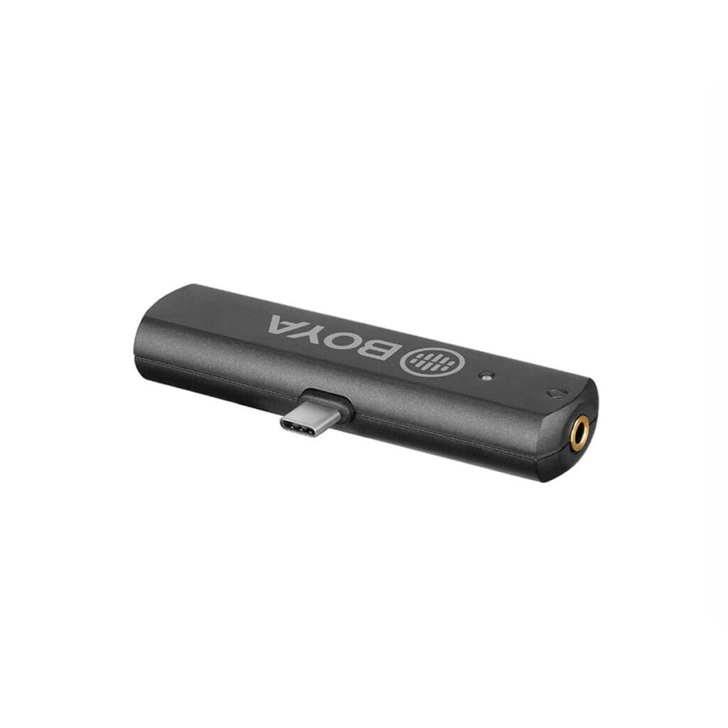 Boya-BY-WM4-pro-USB-c-2 Musta BOYA BY-WM4 Pro-K5 USB-C Lavalier Langaton Mikrofoni -äänisovitin, jossa on USB-C-liitin ja 3,5 mm:n kuulokeliitäntä yksinkertaisella muotoilulla, kuvassa valkoisella pohjalla.
