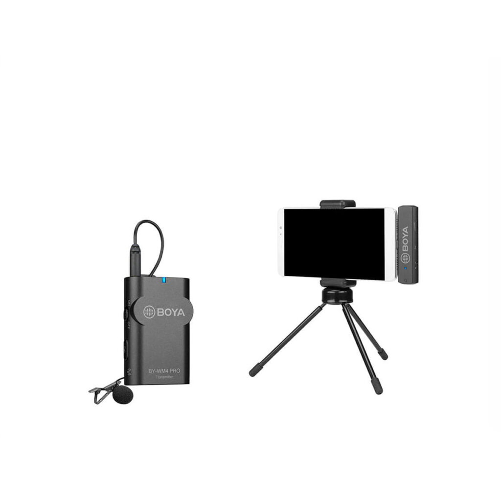 Boya-BY-WM4-pro-USB-c-3 Langaton BOYA BY-WM4 Pro-K5 USB-C Lavalier-mikrofonijärjestelmä on kuvassa älypuhelimessa oleva vastaanotin, joka on kiinnitetty pieneen jalustaan, ja lähetin, jossa on kiinnitettävä mikrofoni, joissa molemmissa on merkintä Boya, valkoista taustaa vasten.