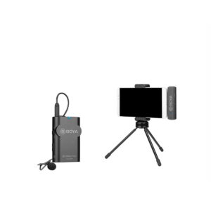 Boya-BY-WM4-pro-USB-c-3 Langaton BOYA BY-WM4 Pro-K5 USB-C Lavalier-mikrofonijärjestelmä on kuvassa älypuhelimessa oleva vastaanotin, joka on kiinnitetty pieneen jalustaan, ja lähetin, jossa on kiinnitettävä mikrofoni, joissa molemmissa on merkintä Boya, valkoista taustaa vasten.