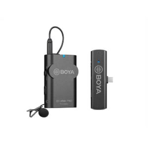 Boya-BY-WM4-pro-USB-c BOYA BY-WM4 Pro-K5 USB-C Lavalier Langaton Mikrofoni sisältää mustan kiinnitettävän lähettimen ja yhteensopivan USB-C-vastaanottimen, kuvassa valkoisella pohjalla.