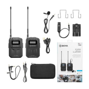 BOYA BY-WM6S UHF Lavalier -langaton järjestelmä sisältää kaksi lähetintä, kaapelit, sovittimet, antennit, kaksi mikrofonikiinnikettä, kantopussin, ja se toimitetaan vähittäismyyntipakkauksessa, jossa on BOYA-logo ja tuotekuva.