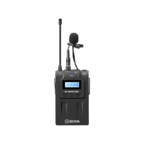 Boya-TX8-pro-lähetin Musta Boya TX8 Pro 3,5 mm -langaton lähetin, jossa on antenni, kiinnitettävä lavalier-mikrofoni ja LCD-näyttö, näkyy valkoisella pohjalla.
