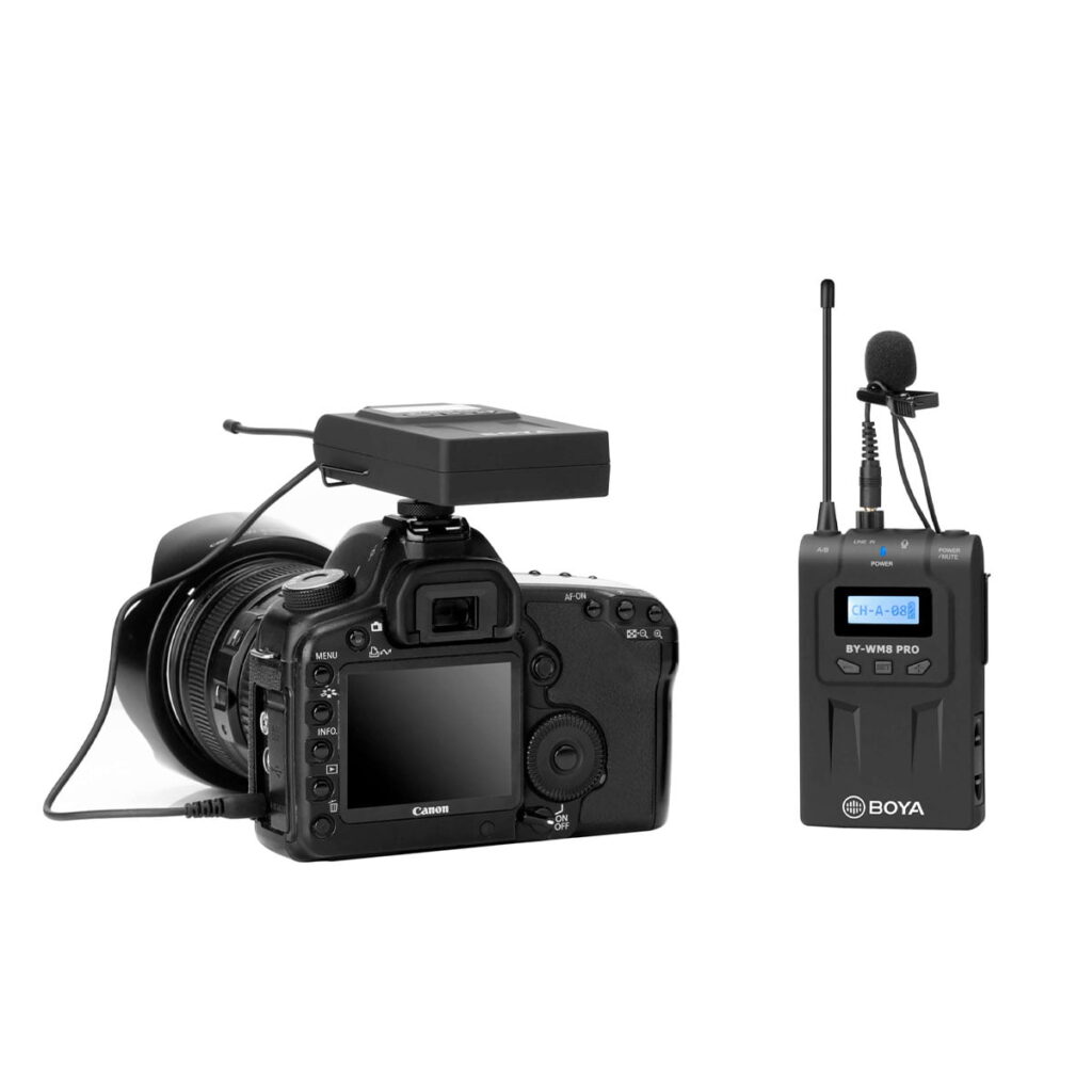 Boya-Wm8-Pro-K2-2 Ulkoisella laitteella varustettu Canon DSLR -kamerakamera istuu Boya BY-WM8 Pro K1 langaton mikrofonijärjestelmä, mukaan lukien langaton lähetin, sylimikro ja antenni, vieressä valkoista taustaa vasten.