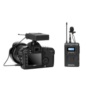 Boya-Wm8-Pro-K2-2 Ulkoisella laitteella varustettu Canon DSLR -kamerakamera istuu Boya BY-WM8 Pro K1 langaton mikrofonijärjestelmä, mukaan lukien langaton lähetin, sylimikro ja antenni, vieressä valkoista taustaa vasten.