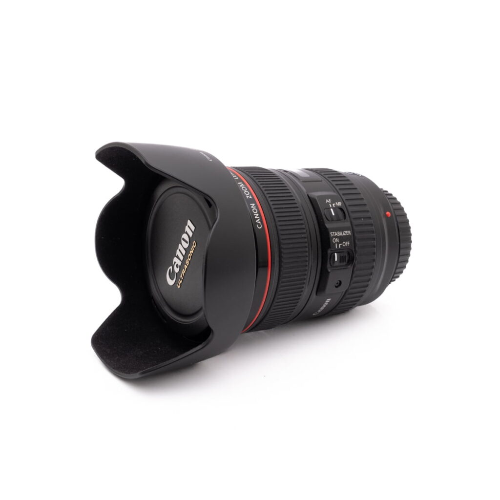 Canon 124-105mm f4-1 Käytetty RodeCaster Pro (Kunto K5, Takuu 6kk) -äänituotantokonsoli on sijoitettu vinosti valkoiselle taustalle.