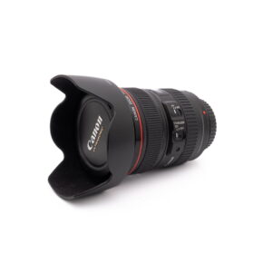 Canon 124-105mm f4-1 Käytetty RodeCaster Pro (Kunto K5, Takuu 6kk) -äänituotantokonsoli on sijoitettu vinosti valkoiselle taustalle.