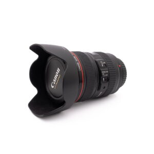 Canon 124-105mm f4-1 Käytetty RodeCaster Pro (Kunto K5, Takuu 6kk) -äänituotantokonsoli on sijoitettu vinosti valkoiselle taustalle.