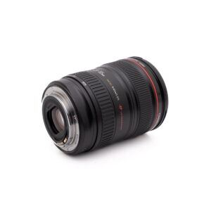 Canon 124-105mm f4-3 RodeCaster Pro (Kunto K5, Takuu 6kk) - Käytetty äänimikseri näkyy valkoisella pohjalla, ja sen etupaneeli ja säätönupit ovat näkyvissä.
