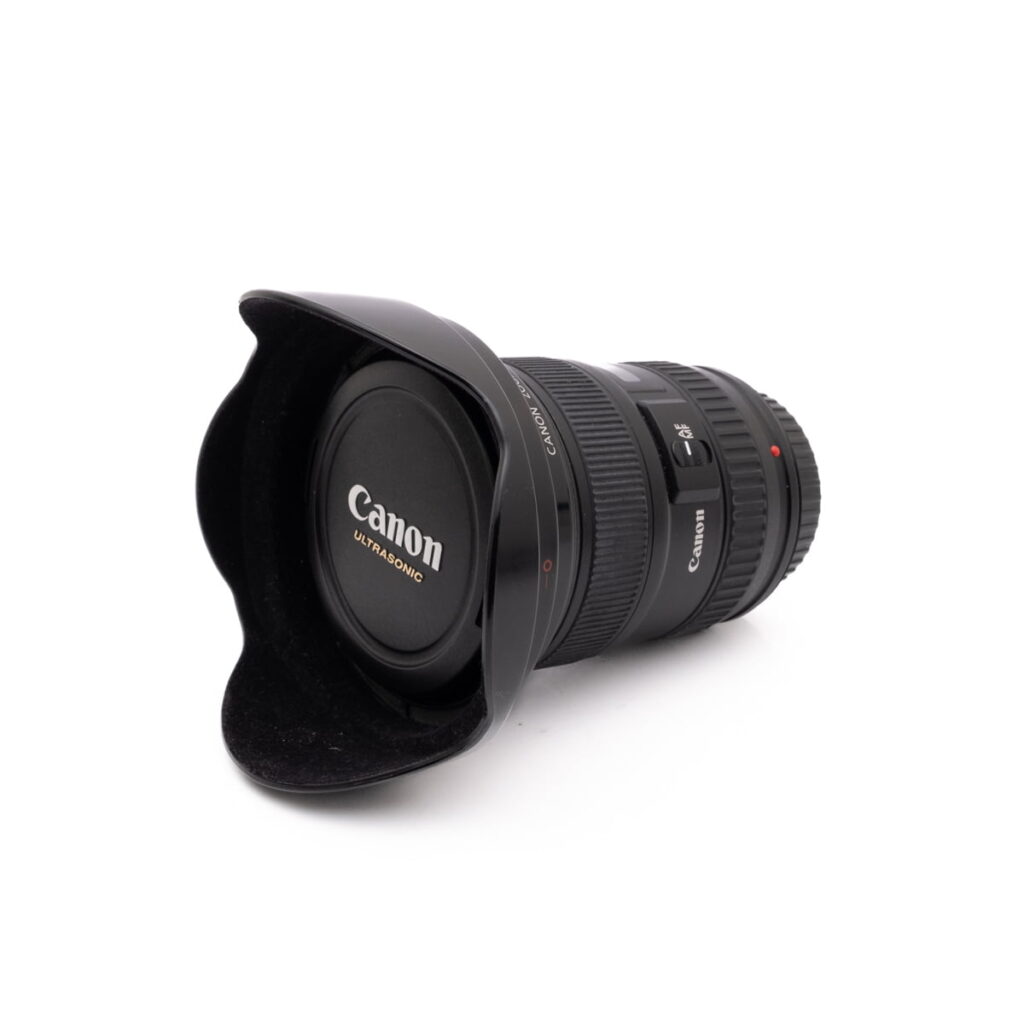 Canon 17-40mm f4-1 RodeCaster Pro (Kunto K5, Takuu 6kk) - Käytetty äänilaite valkoiselle pinnalle asetettuna.
