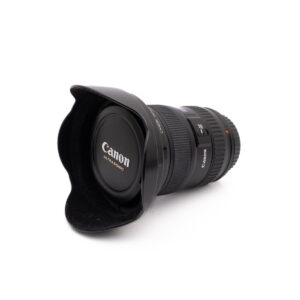 Canon 17-40mm f4-1 RodeCaster Pro (Kunto K5, Takuu 6kk) - Käytetty äänilaite valkoiselle pinnalle asetettuna.