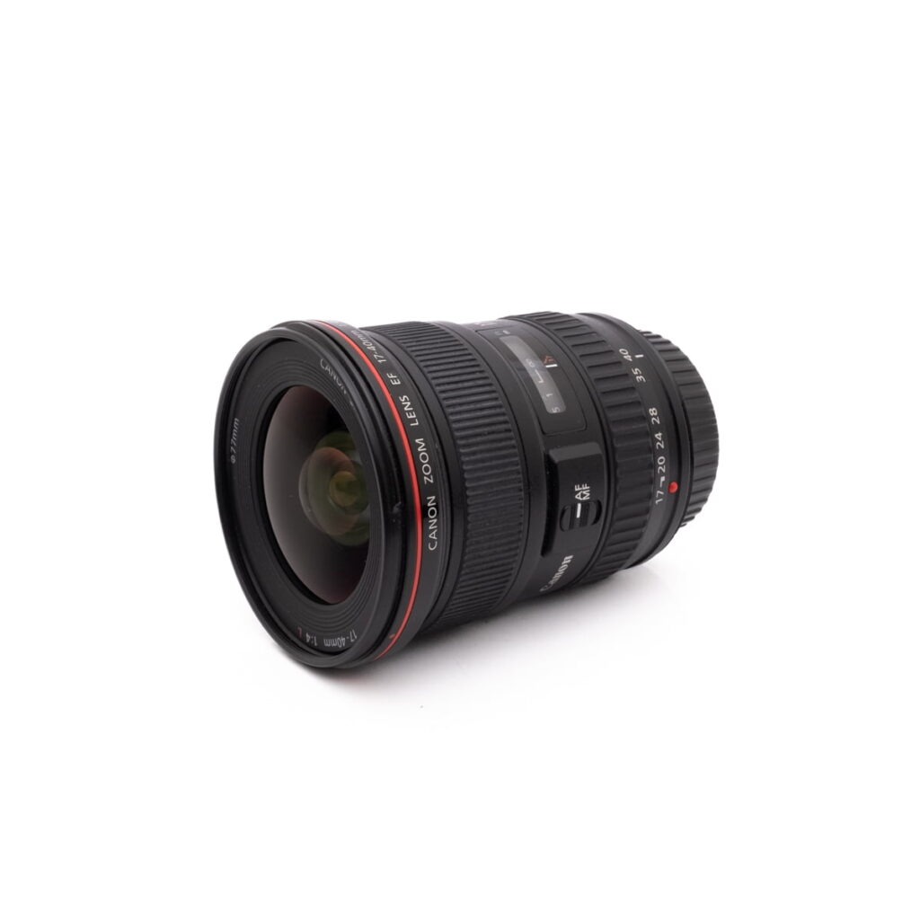 Canon 17-40mm f4-2 Käytetty RodeCaster Pro (Kunto K5, Takuu 6kk) on esillä valkoisella pinnalla pienessä kulmassa, jolloin sen musta runko ja säätimet näkyvät.