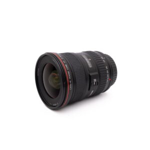 Canon 17-40mm f4-2 Käytetty RodeCaster Pro (Kunto K5, Takuu 6kk) on esillä valkoisella pinnalla pienessä kulmassa, jolloin sen musta runko ja säätimet näkyvät.