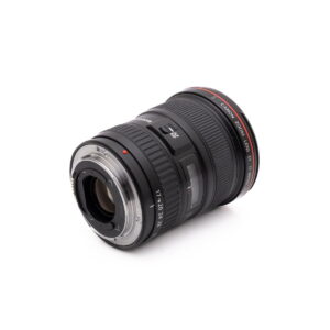 Canon 17-40mm f4-3 Käytetty RodeCaster Pro (Kunto K5, Takuu 6kk) valkoisella pohjalla, jossa ohjauspaneeli ja liitäntäportit näkyvät.