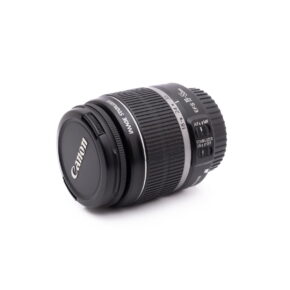 Canon 18-55mm f3.5-5.6-1 Sigma 30mm f/1.4 DC DN Sony E - Käytetty -objektiivi näkyy valkoisella taustalla objektiivin suojus päällä.